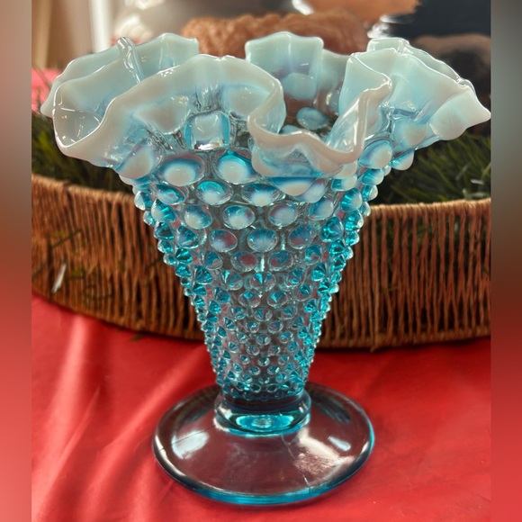 Vintage Fenton Blue Opalescent Hobnail Glass Vase - Picture 4 of 9